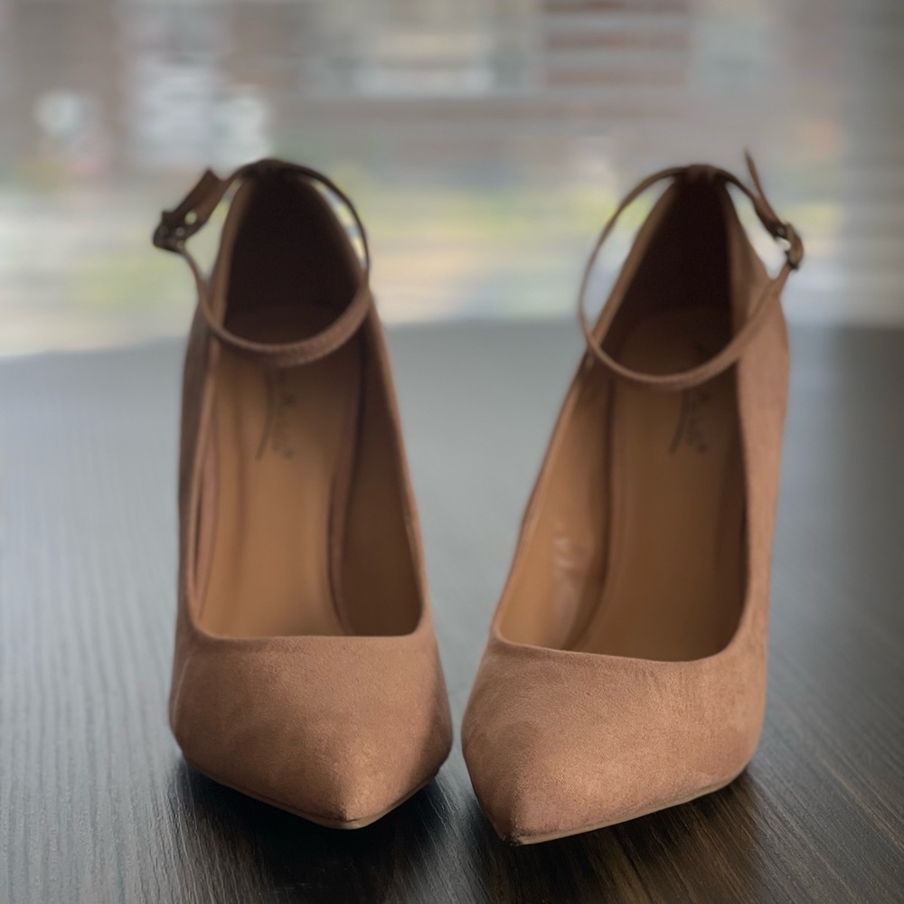 Anne Michelle Nuede Suede Pump